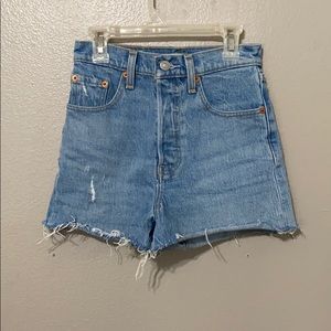 Levis ribcage shorts